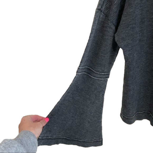 WHITE Crow trumpet sleeve distressed top, size M - Picture 3 of 9